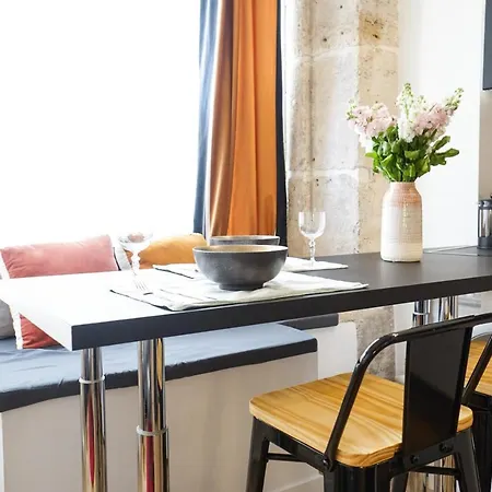 Daire Magnificent Cocoon In The Heart Of Paris